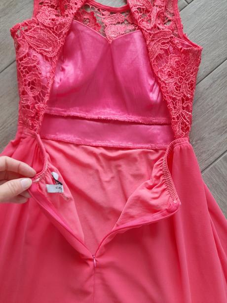 Neonově růžové šaty, s