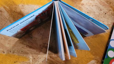 3x kniha (puzzle, vkládání puntíků),