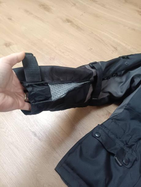 Motorkářská bunda a kalhoty geneze,