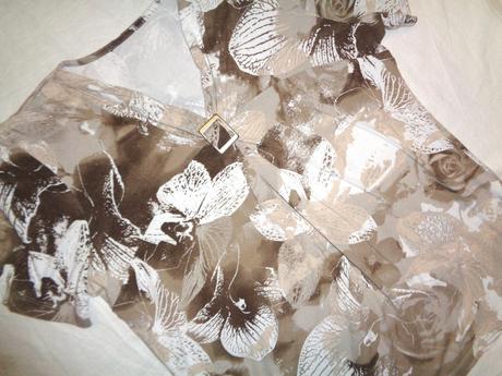 Pěkný hnědobílý květovaný top 44/46, 44