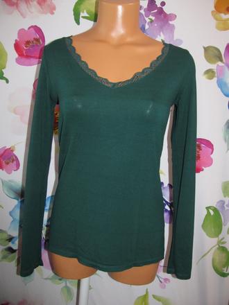 Dámská pružná halenka s krajkovým výstřihem, s