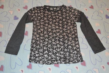 Černé/ tmavě šedé triko s lebkama, stříbrné efekty, 104