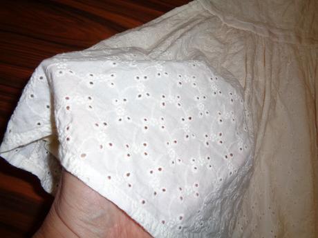 Krásné smetanové vyšívané šaty, 80