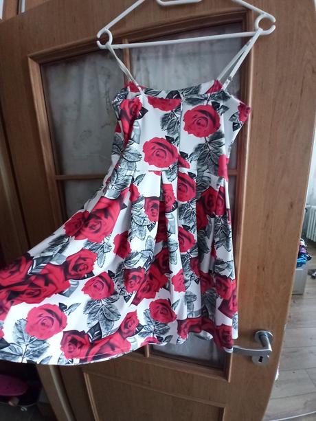 Šaty na ramínka, 152