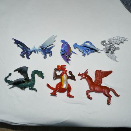 8 figurek draku, 