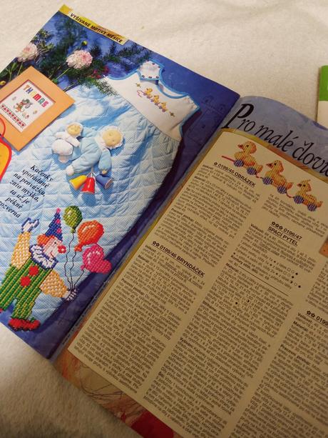 Časopis se střihy k šití a jeden kreativní, 