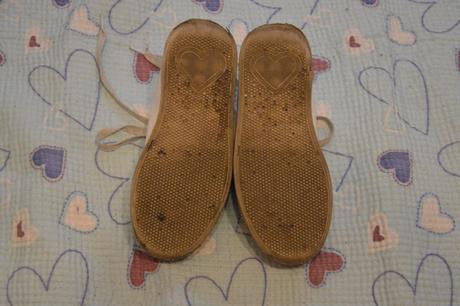 31 bílé tenisky s kamínky, graceland,31