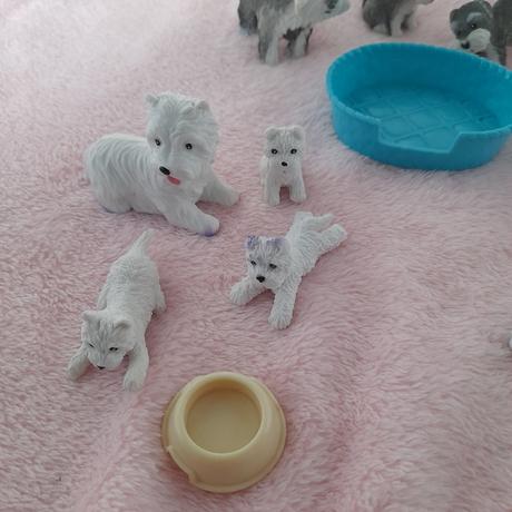 Tři sady zvířátek tvrdý plast kočky a psi,