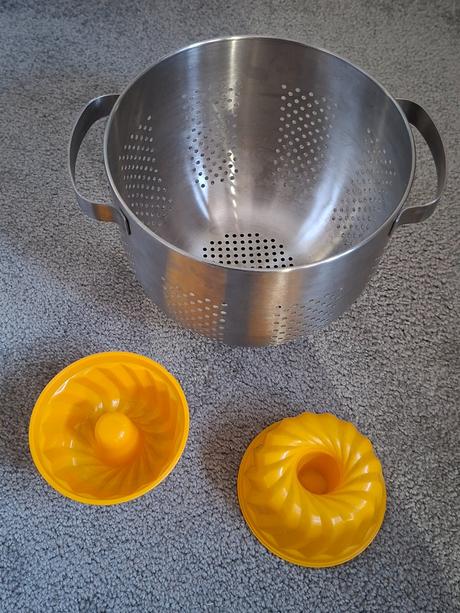 Cedník a dvě formičky na puding, 