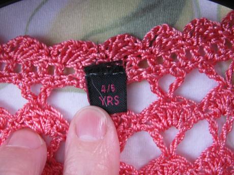 Bolérkový háčkovaný svetřík zdobený pajetkami, 110