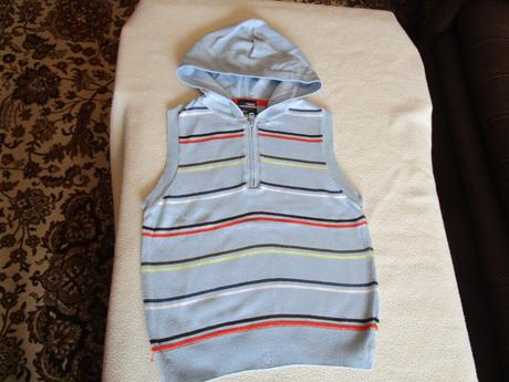 Pěkný bavl. svetřík bez rukávů, s kapucí, vel. 116, next,116