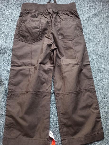 3x plátěné kalhoty,2x kšiltovka,1x vesta,2x triko, 104–116