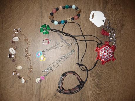 Mix řetízků a náramků+klíčenka, 
