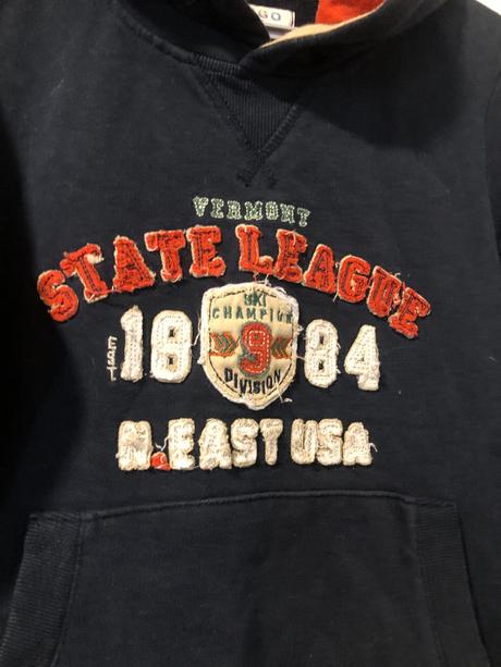 Mikina s kapucí a nápisy, 116