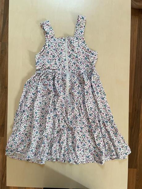 Šaty s drobnými kvítky, vel neuvedena, dcera měla, 134
