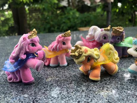 Konicci filly s plastem a 2 s kouzelným kloboukem, 