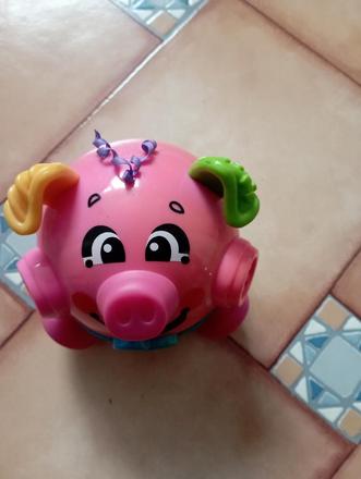 Prasátko - vydává zvuky,