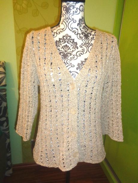 Krásný zlatobéžový propínací svetr, 42