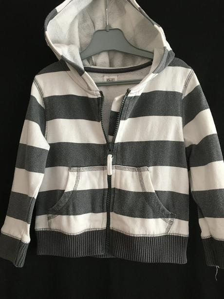 Vel. 92 šedobílá mikina s kapucí, 92