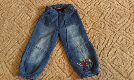 Překrásné rifličky s výšivkou vel.92 top stav, 92