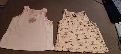 Chlapecká tílka vel. cca 110, cena za obě 30,-, 110