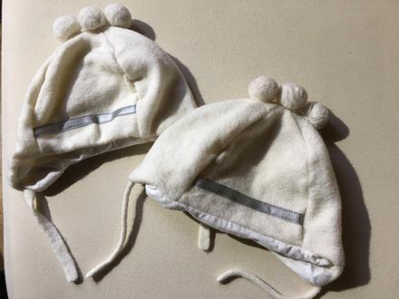 2 bílé vlněné čepičky - dvojčata, reima