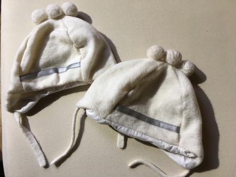2 bílé vlněné čepičky - dvojčata, reima