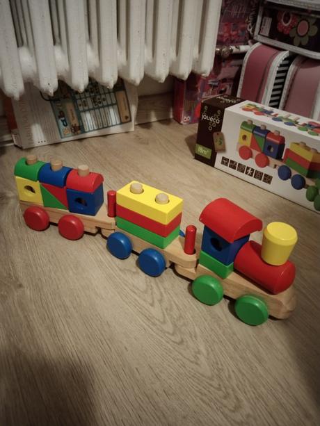 Dřevěný vláček a tahací housenka,