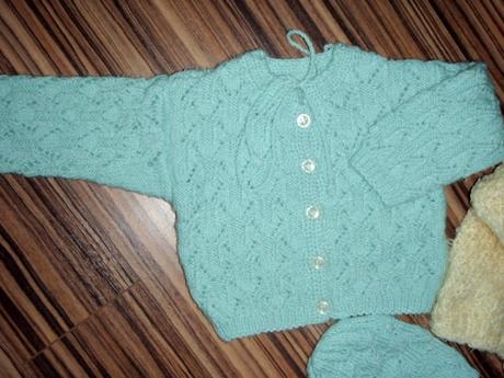 Dva pletené svetry a čepka, 68