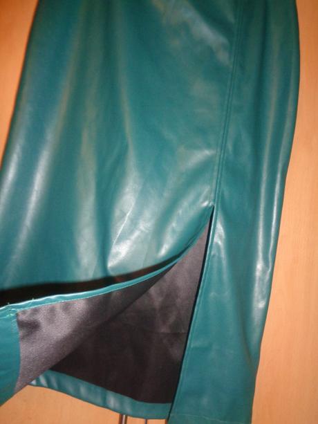 Lahvově zelená koženková sukně s rozparkem, l