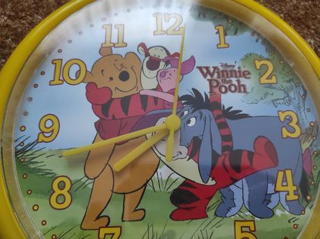 Nástěnné hodiny medvídek pú,