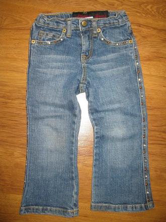 Džíny s kamínky na bocích, 92