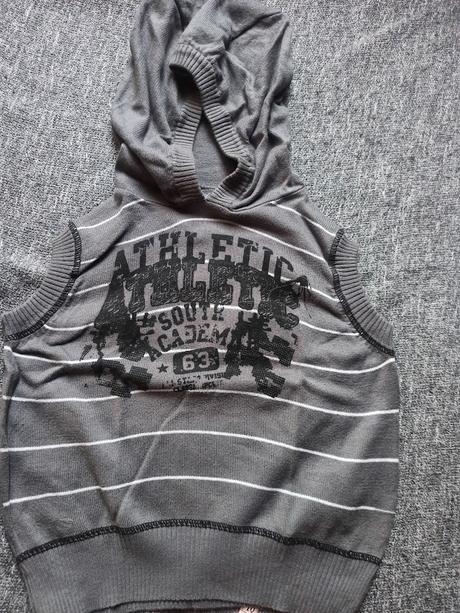 3x plátěné kalhoty,2x kšiltovka,1x vesta,2x triko, 104–116