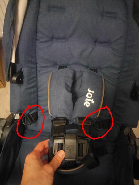 K čemu jsou boční úchyty v sedadle sporťáku Joie Versatrax?