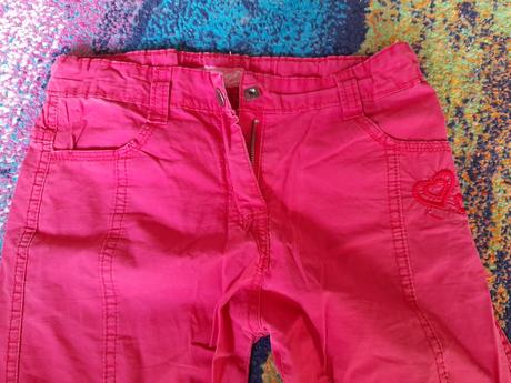 Sytě růžové plátěné kalhoty se srdíčkem na holku, 116