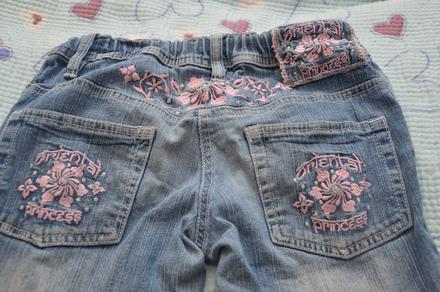 140 džíny s růžovou květinovou výšivkou, 140