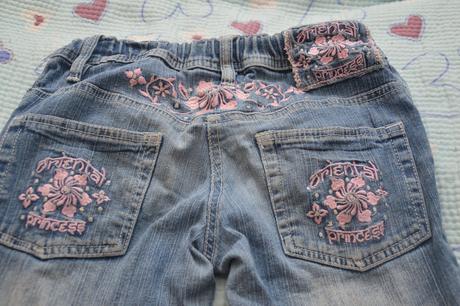 140 džíny s růžovou květinovou výšivkou, 140