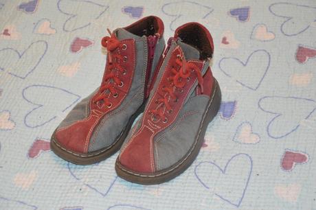 Šedočervené boty s kožíškem, šněrovadla+zip, 29