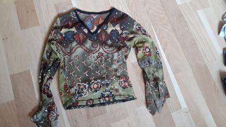 Slavnostní tričko, 98