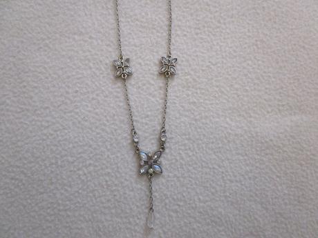 Zajímavý řetízek s květinovými přívěšky + náušnice, 