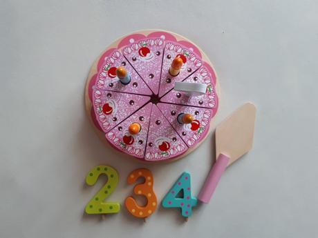 Dřevěný narozeninový dort na podnose eichhorn,