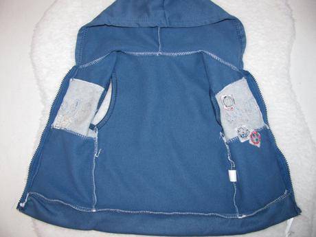 Chlapecká vesta s kapucí s nápisem, 80