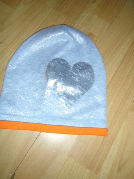 Čepice kovový lesk srdce 6-10 let, 122 / 128 / 134 / 140