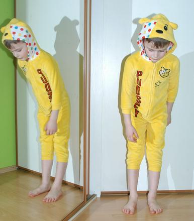 Chlupatý žlutý overal na spaní i karneval medvídek, george,98