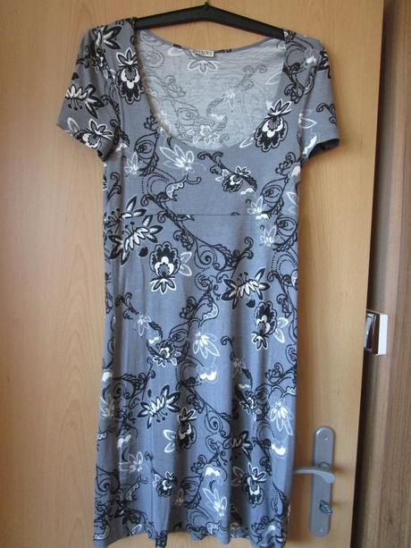 Krásné slušivé lehoučké elast. šaty z otta, 38