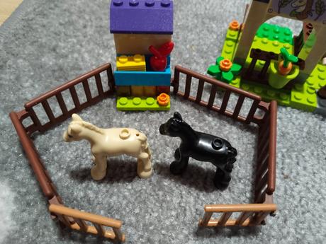 Lego friends 41361 mia a stáj pro hříbata,