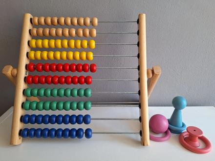 Ikea počítadlo a dřevěné hračky,