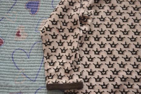 Bavlněné triko s korunkami, dl. rukáv pro paleček, h&m,92