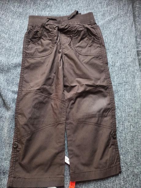 3x plátěné kalhoty,2x kšiltovka,1x vesta,2x triko, 104–116