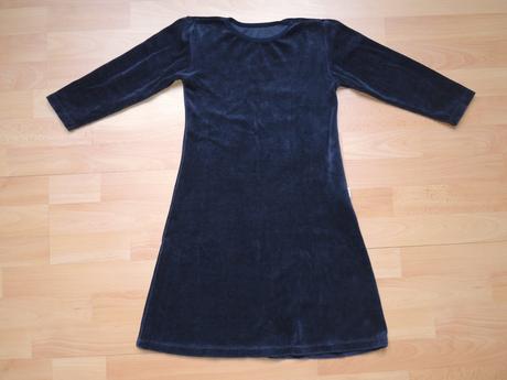 Sametové šaty, 122